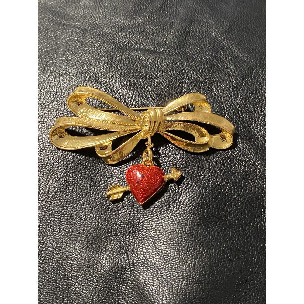 SIGNED PHISTER ENT. 1996 GOLD TONE RIBBON BOW RED ENAMEL HEART DANGLE BROOCH PIN